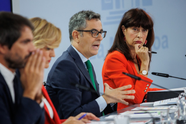 Archivo - El ministro de la Presidencia, Justicia y Relaciones con las Cortes, Félix Bolaños y la ministra de Igualdad, Ana Redondo, durante una rueda de prensa posterior a la Reunión del Consejo de Ministros, en el Palacio de La Moncloa, a 17 de septiemb