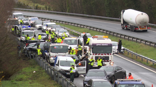 Una colisión múltiple en la AP-9, a la altura del municipio coruñés de Oroso, deja varios heridos y provoca retenciones kilométricas, a 27 de enero de 2026