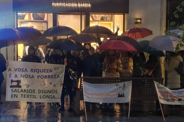 Trabajadores de Texil Lonia se concentran frente a una tienda de Purificación García en Ourense