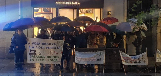 Trabajadores de Texil Lonia se concentran frente a una tienda de Purificación García en Ourense