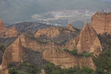 Archivo - Zonas calcinadas en el Parque de Las Médulas, a 27 de agosto de 2025, en Carucedo, León, Castilla y León (España). El objetivo es reunirse con afectados y autoridades para conocer las ne