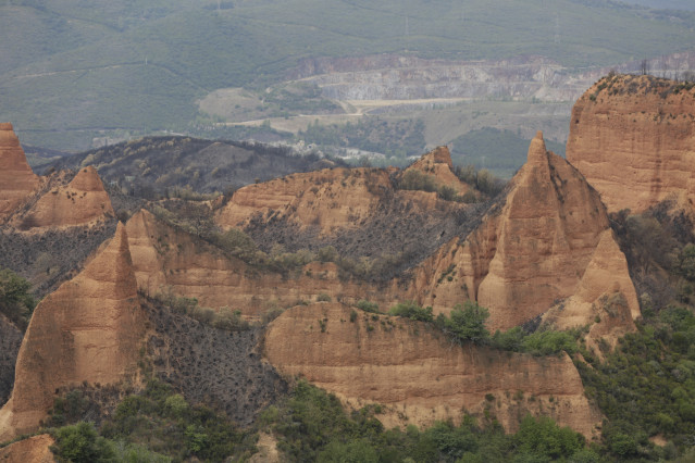 Archivo - Zonas calcinadas en el Parque de Las Médulas, a 27 de agosto de 2025, en Carucedo, León, Castilla y León (España). El objetivo es reunirse con afectados y autoridades para conocer las necesidades de los vecinos y mostrar el apoyo institucional a