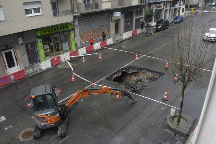 Gran socavón por las lluvias de Ingrid y Joseph corta el tráfico en la calle Pena Trevinca de Ourense