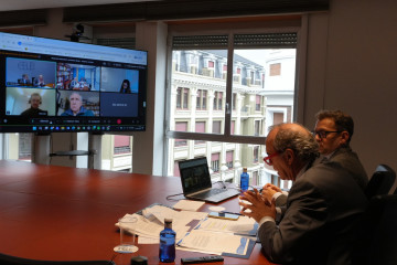 Representantes de organizaciones empresarios de Asturias, Galicia y León mantienen una reunión telemática con el coordinador europeo del Corredor Atlántico, François Bausch, para reivindicar infr