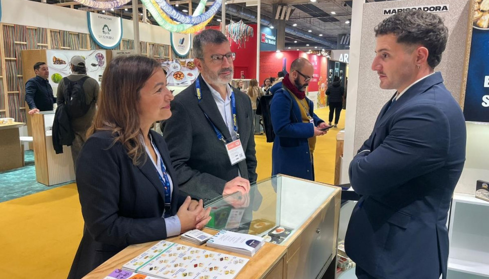 La conselleira do Mar, Marta Villaverde, en el expositor de Galicia en Madrid Fusión