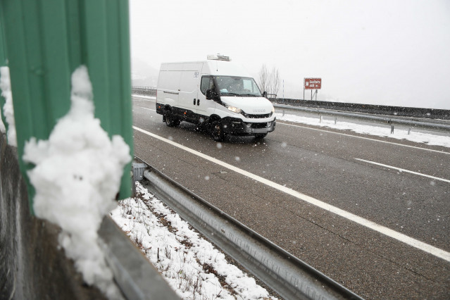 Nevada en la Autovía A6, a su paso por el Concello de As Nogais, en una jornada con nieve.