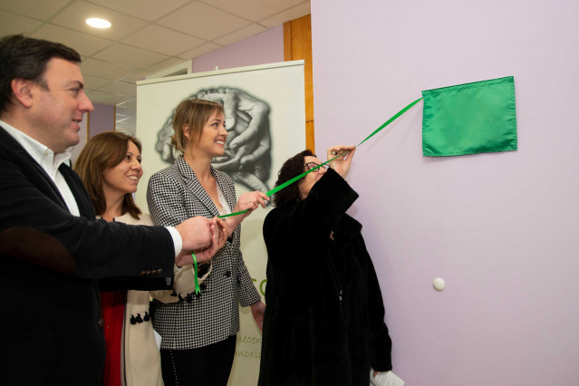 Archivo - La conselleira de Política Social, Fabiola García,, en la inauguración de un nuevo centro para personas con daño cerebral, junto al presidente de la Diputación de A Coruña, Valentín González Formoso