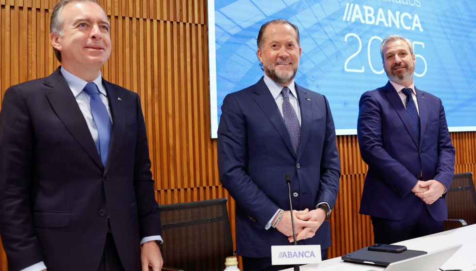 De izquierda a derecha, el CEO de Abanca, Francisco Botas, el presidente, Juan Carlos Escotet Rodríguez, y el director general financiero, Alberto de Francisco, durante la presentación de los result