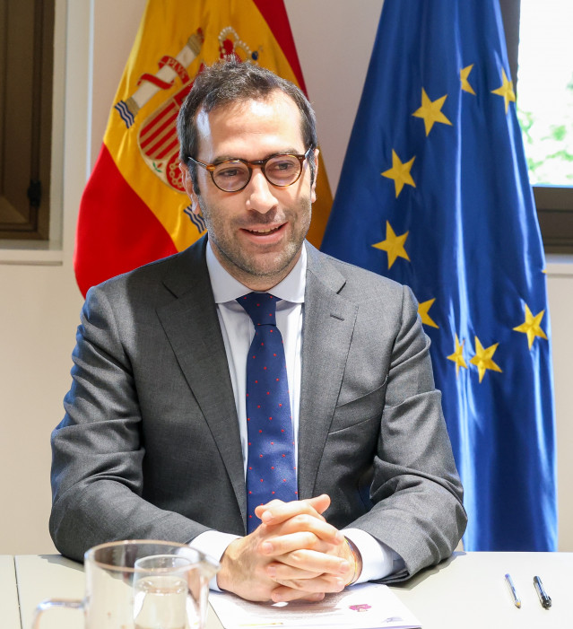 Archivo - El ministro de Economía, Comercio y Empresa, Carlos Cuerpo, durante una reunión con la alcaldesa de Santiago de Compostela, en la sede del Ministerio, a 10 de mayo de 2024, en Madrid (España).