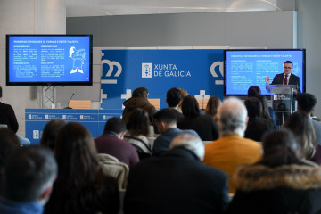 El conselleiro de Emprego, José González, en la jornada Mapa de ayudas para autónomos y pymes, organizada por AJE Galicia