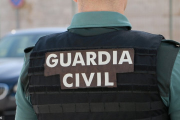 Archivo - Un agente de la Guardia Civil, de espalda.