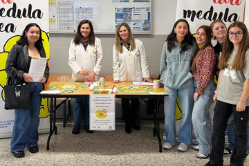 Mesa informativa de ADOS en centros educativos.