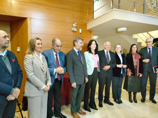 Alberto Nadal, vicesecretario de Economía y Desarrollo sostenible del PP; junto a la secrearia xeral del PPdeG, Paula Prado, y otros cargos del PP, antes de una reunión con empresarios de Vigo, a 29 de enero de 2026.