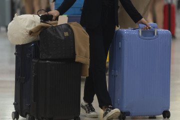 Archivo - Una persona con maletas, en el Aeropuerto Adolfo Suárez Madrid-Barajas, a 1 de agosto de 2025