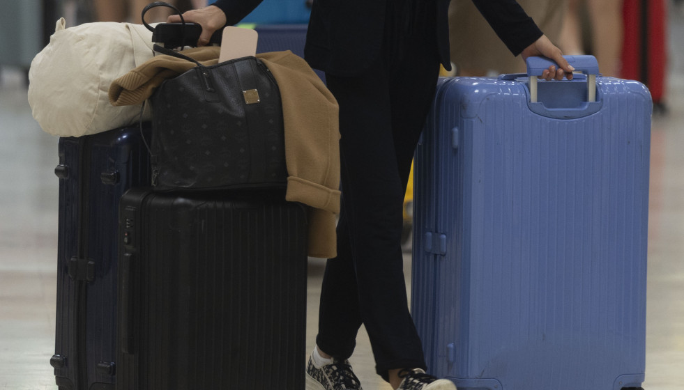 Archivo - Una persona con maletas, en el Aeropuerto Adolfo Suárez Madrid-Barajas, a 1 de agosto de 2025