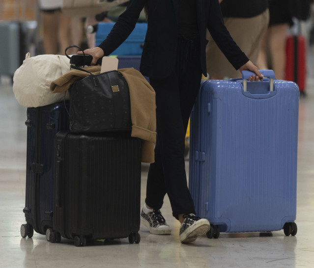 Archivo - Una persona con maletas, en el Aeropuerto Adolfo Suárez Madrid-Barajas, a 1 de agosto de 2025