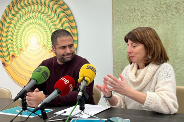 Archivo - El creador de Orgullo Galego, Borxa González, y la diputada provincial Soledad Agra en una rueda de prensa