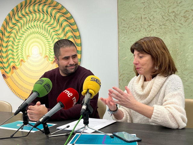 Archivo - El creador de Orgullo Galego, Borxa González, y la diputada provincial Soledad Agra en una rueda de prensa