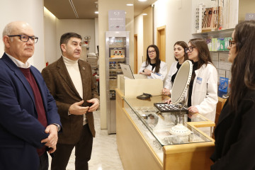 El delegado del Gobierno, Pedro Blanco, y el subdelegado, Eladio Santos, visitan una óptica en Ourense adherida al Plan VEO del Ministerio de Sanidad.