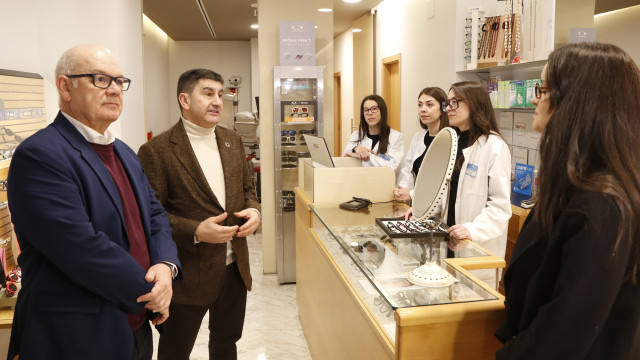 El delegado del Gobierno, Pedro Blanco, y el subdelegado, Eladio Santos, visitan una óptica en Ourense adherida al Plan VEO del Ministerio de Sanidad.