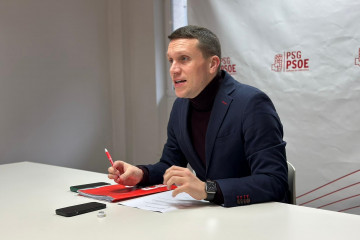 El secretario xeral del PSOE compostelano y diputado autonómico, Aitor Bouza, en rueda de prensa