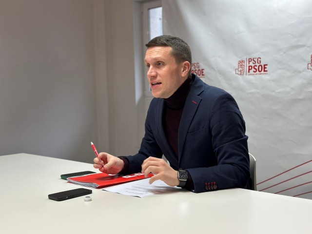 El secretario xeral del PSOE compostelano y diputado autonómico, Aitor Bouza, en rueda de prensa