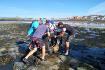 Archivo - Mariscadoras y voluntariado de Afundación retinan más de una tonelada de residuos en los fondos marisqueros de Cambados (Pontevedra)