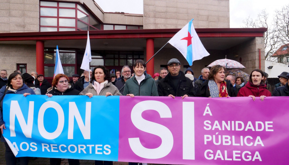 La portavoz nacional de BNG, Ana Pontón, en una concentración frente al centro de salud de Cacheiras, en Teo.