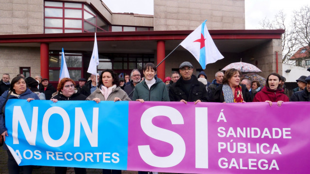 La portavoz nacional de BNG, Ana Pontón, en una concentración frente al centro de salud de Cacheiras, en Teo.