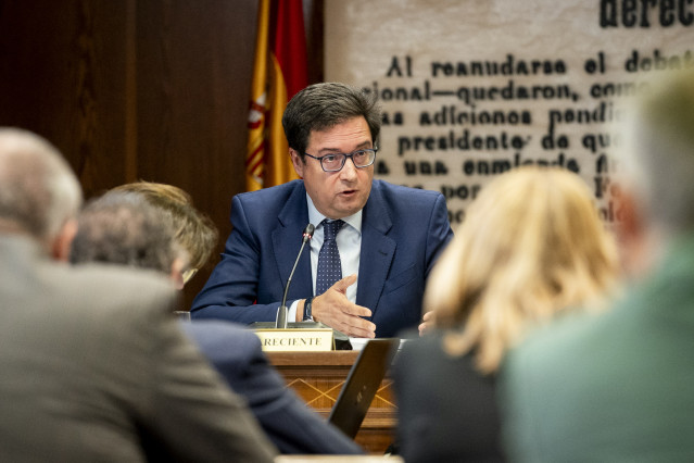 Archivo - El ministro para la Transformación Digital y de la Función Pública y expresidente de Paradores de Turismo de España, Óscar López, comparece en la Comisión sobre el ‘caso Koldo’, a 16 de mayo de 2025, en Madrid (España). Óscar López ha comparecid