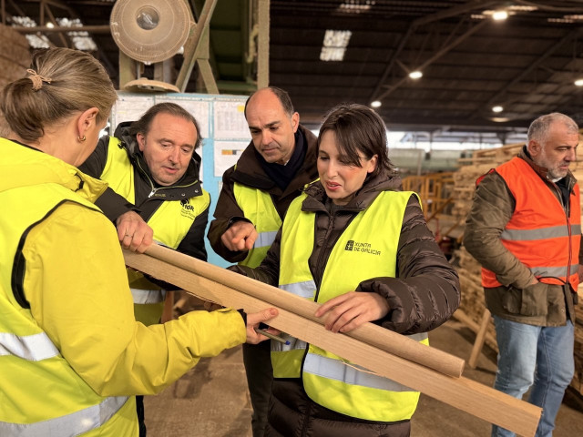 La conselleira de Economía e Industria, María Jesús Lorenzana, visita Maderas Hermanos García Rocha.