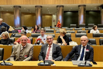 Médicos encargados dell estudio con José Ramón González Juanatey en el centro