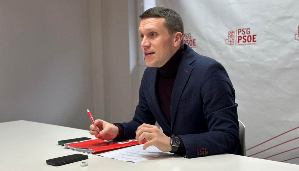 El secretario xeral del PSOE compostelano y diputado autonómico, Aitor Bouza, en rueda de prensa