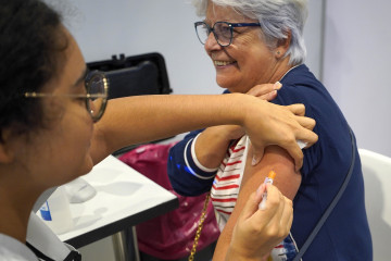 Archivo - Una mujer se vacuna el día de apertura del Instituto Feiral de Vigo (Ifevi) para la doble inmunización frente al COVID y la gripe, a 26 de octubre de 2023, en Vigo, Pontevedra