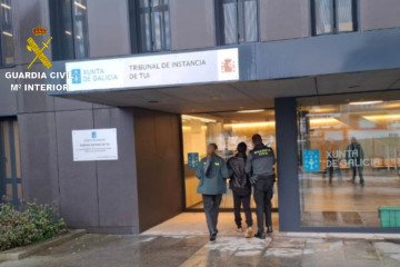 Imagen del detenido a su llegada al juzgado.