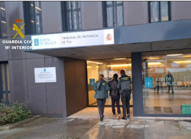 Imagen del detenido a su llegada al juzgado.