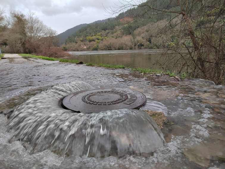 Lugo cierra sus parques ante fuertes vientos, la Xunta vigila ocho ríos y empiezan los problemas en la A8