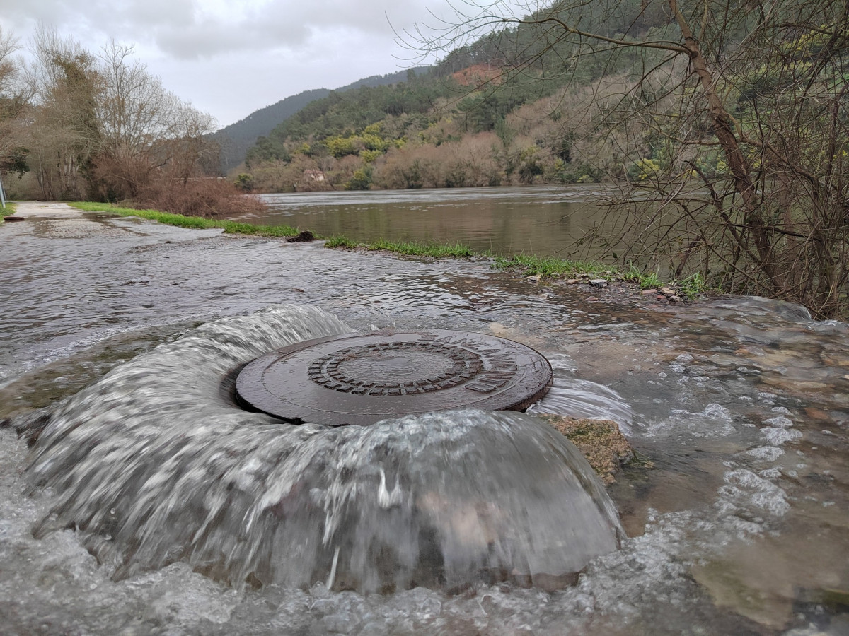 Desagu00eb desbordado cerca del Miu00f1o en Ribadavia en una imagen de Luis del Rio remitida a CRTVG