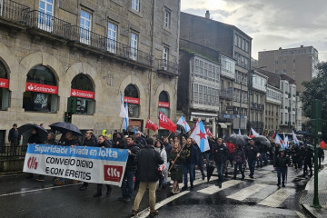 Trabajadores de seguridad privada se manifiestan en Santiago por unas condiciones 