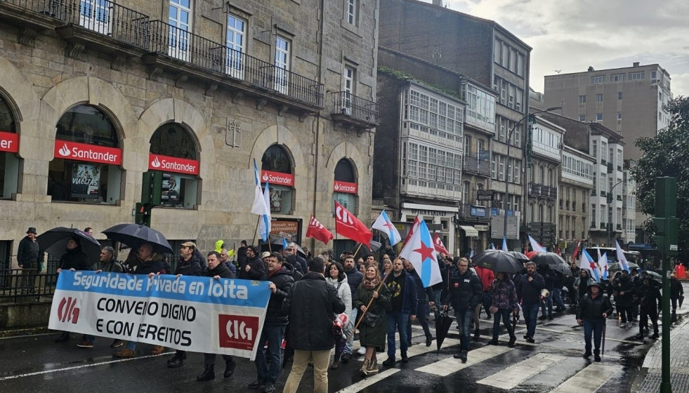 Trabajadores de seguridad privada se manifiestan en Santiago por unas condiciones 