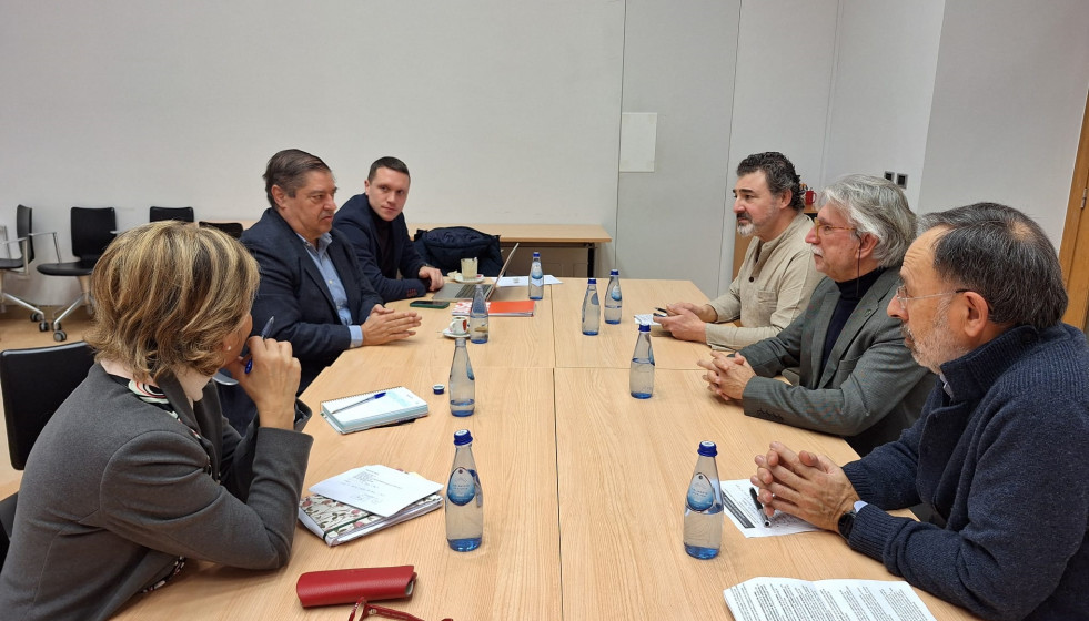 Reunión del subdelegado del Gobierno, Julio Abalde, con vecinos de Santiago.
