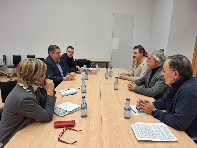 Reunión del subdelegado del Gobierno, Julio Abalde, con vecinos de Santiago.