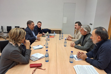 El subdelegado del Gobierno en A Coruña, Julio Abalde, se reúne con asociaciones de vecinos de Santiago