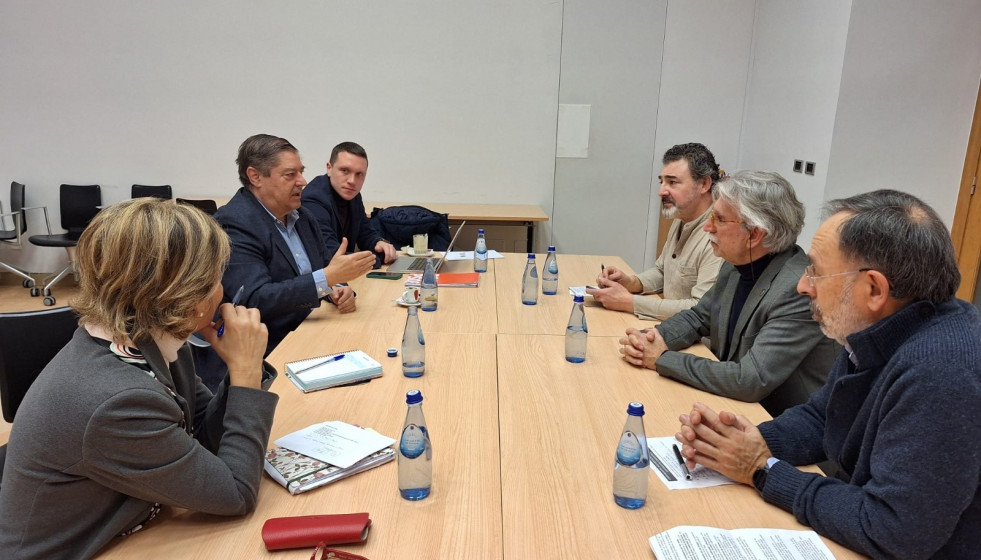 El subdelegado del Gobierno en A Coruña, Julio Abalde, se reúne con asociaciones de vecinos de Santiago