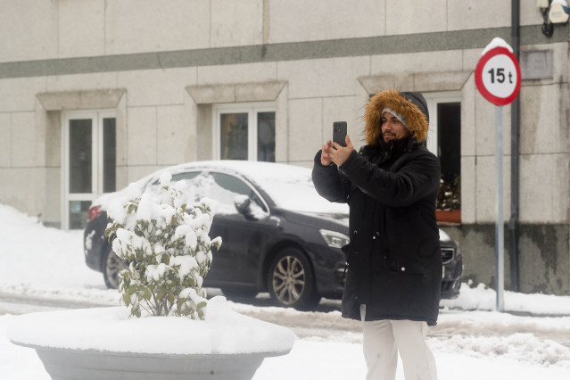 Una persona camina por la nieve en Lugo.