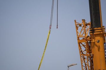 Archivo - Detalle de la grúa de la nave en construcción desplomada donde ha fallecido una persona. A 20 de junio de 2025, en Camas, Sevilla (Andalucía, España). Una persona ha fallecido como conse