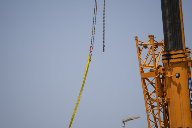 Archivo - Detalle de la grúa de la nave en construcción desplomada donde ha fallecido una persona. A 20 de junio de 2025, en Camas, Sevilla (Andalucía, España). Una persona ha fallecido como consecuencia del grave accidente acontecido la tarde de este vie