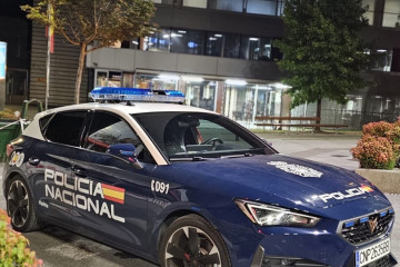 Vehículo de la Polícía Nacional, ante la Comisaría de Vigo