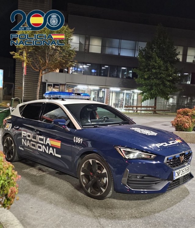 Vehículo de la Polícía Nacional, ante la Comisaría de Vigo