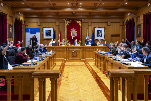 Pleno ordinario de la Diputación de Ourense, encabezado por el presidente, Luis Menor
